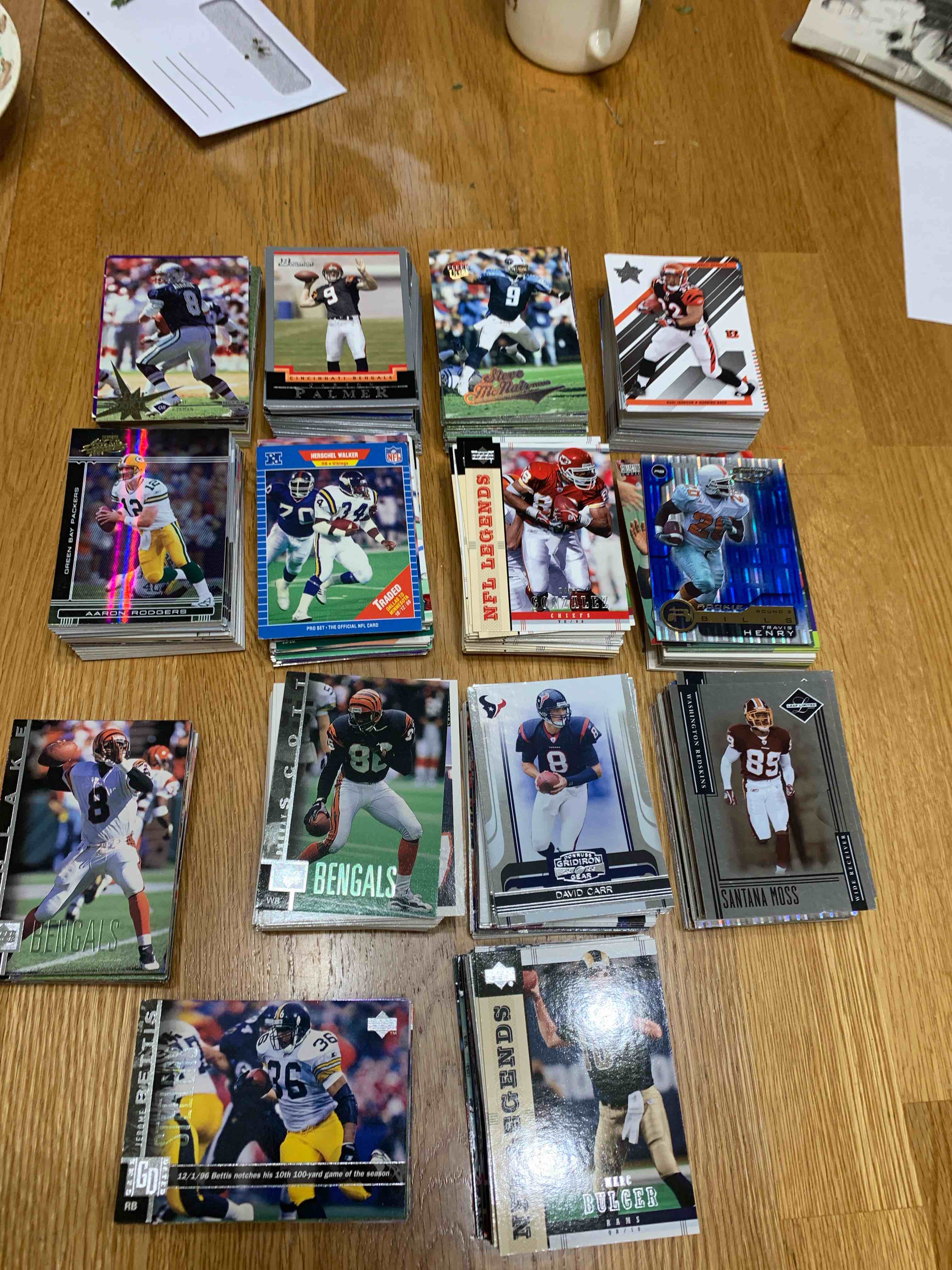 Lot of 700 Football Cards  