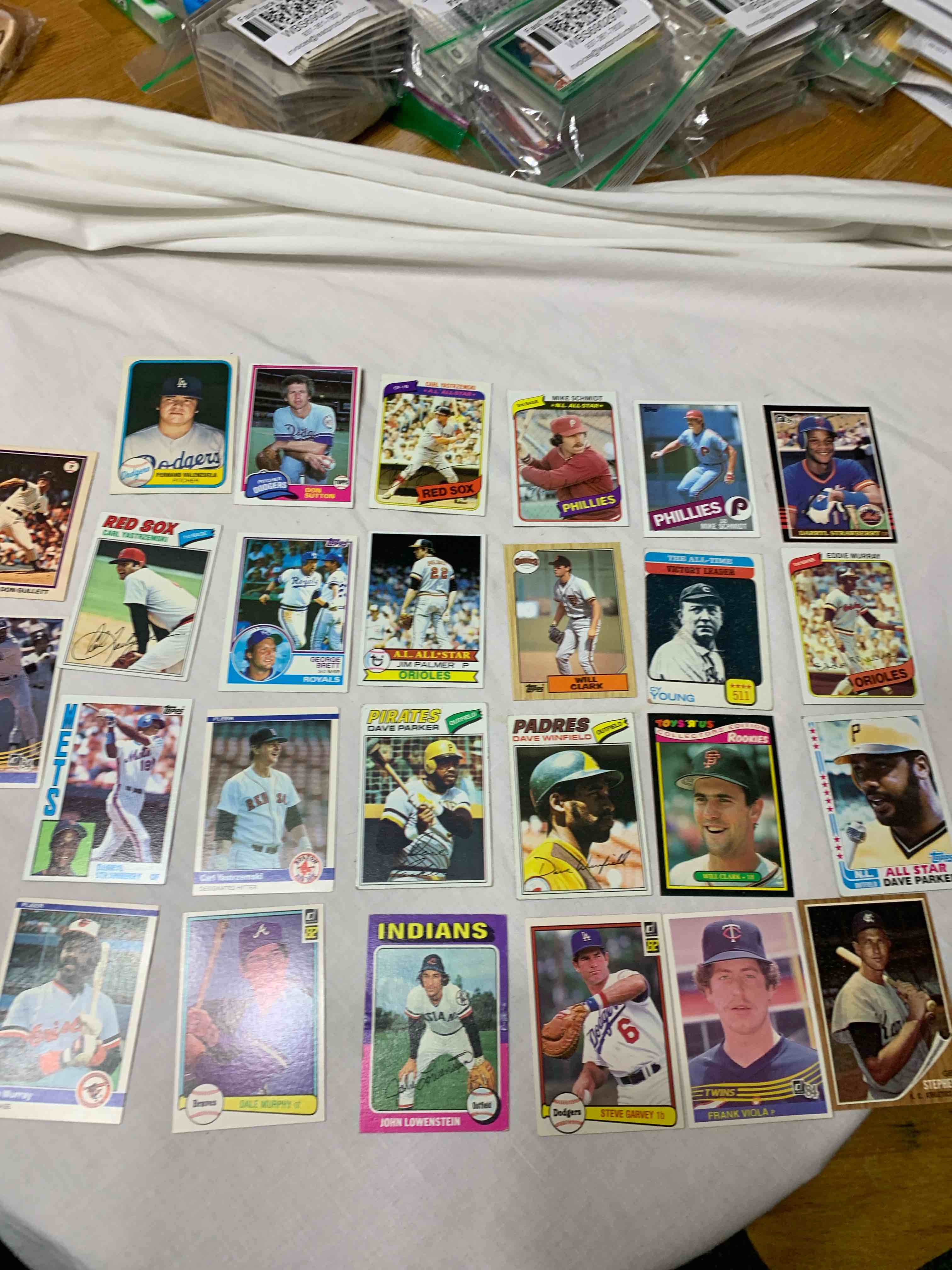 Condition photo showing Good Condition for Lot of 25 - Vintage Baseball Cards 