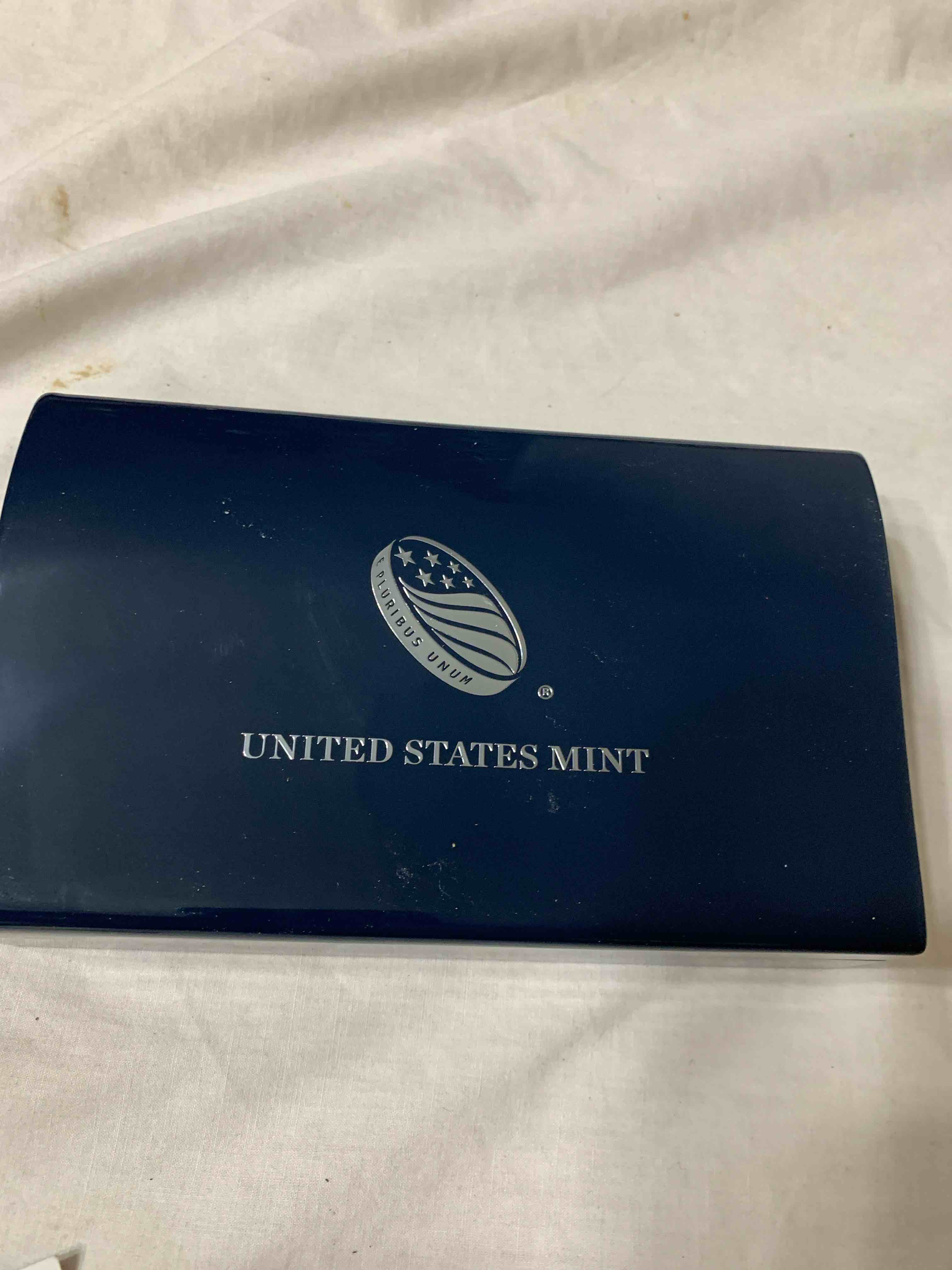 u. s. mint 2- coin display box, no coins 