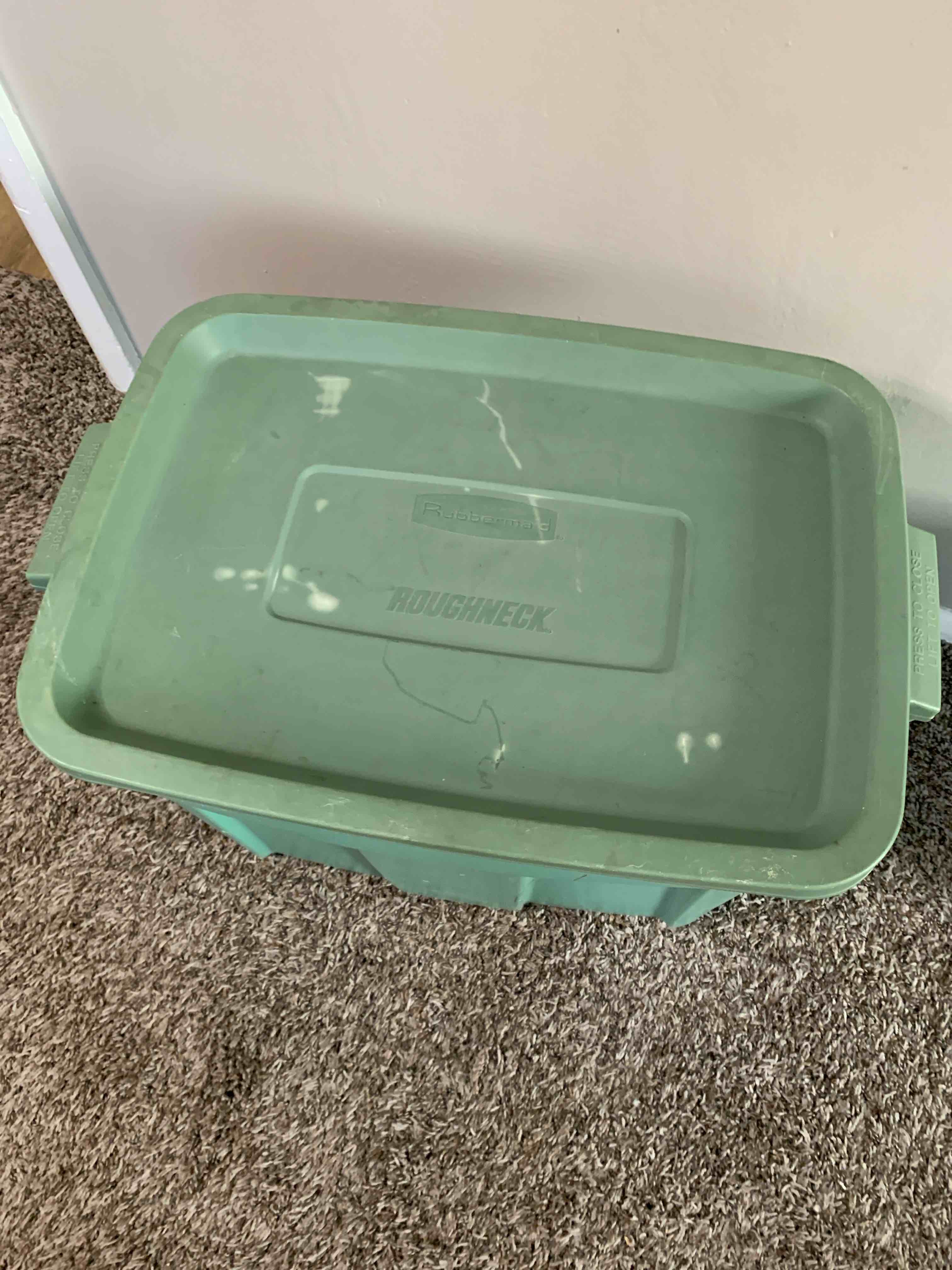 Rubbermaid Roughneck Storage Container with Lid