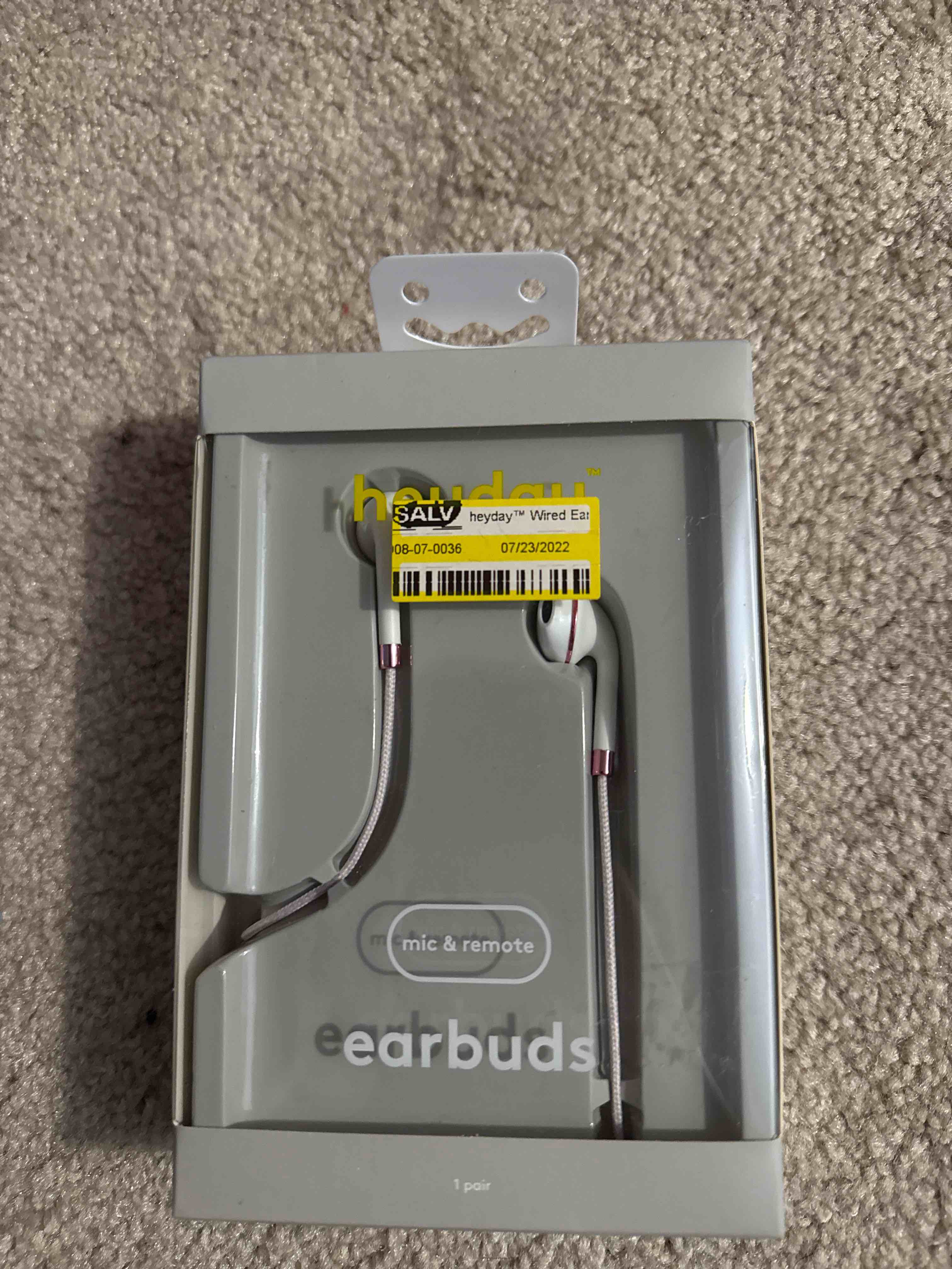 Condition photo showing New/Like New for hey day earbuds mic and remote