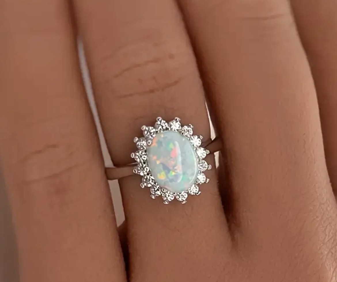 BEAUTIFUL SILVER RING WITH STARBURST HALO (Size 8)
