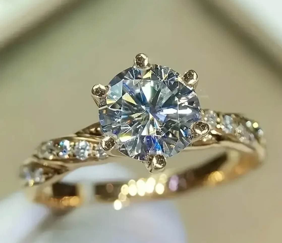 BEAUTIFUL SOLITAIRE GOLD RING WITH ACCENTED BAND ( Size 9) 