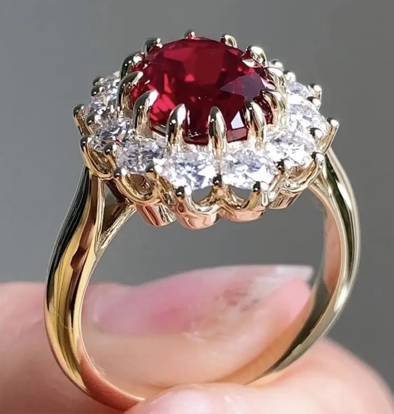 BEAUTIFUL GOLD RING WITH HALO (Size 9)