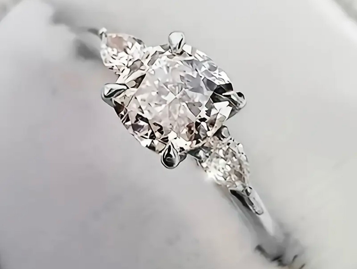 STUNNING SILVER RING WITH TEARDROP ACCENTS (Size 9)