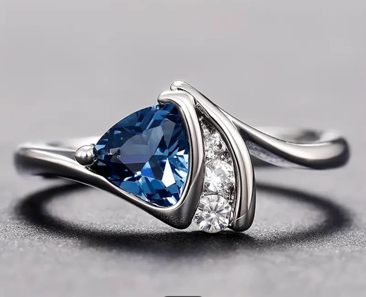 BEAUTIFUL SILVER RING WITH SAPPHIRE BLUE STONE (Size 9)