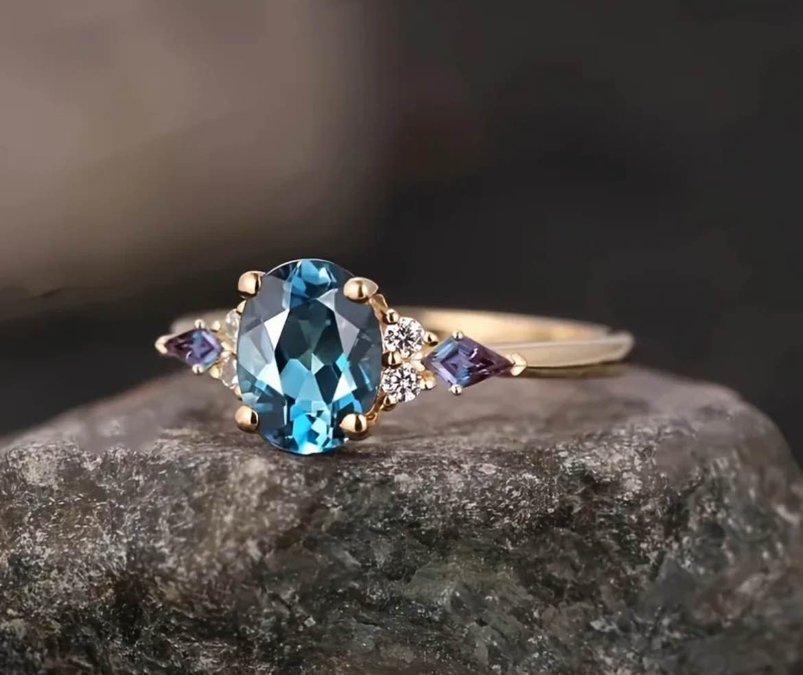 GORGEOUS GOLD RING WITH BLUE CENTER (Size 9)