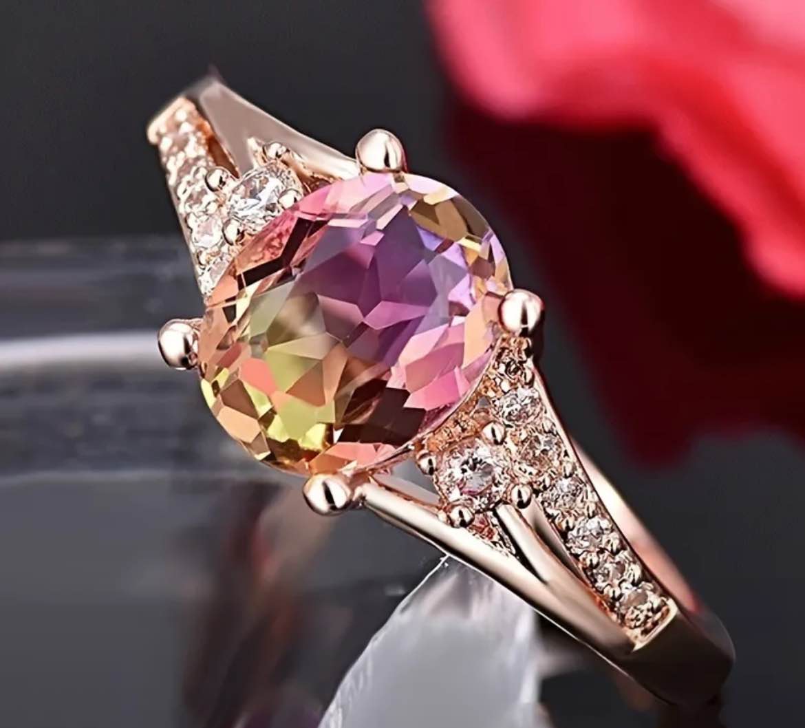 BEAUTIFUL GOLD RING WITH ACCENTED BAND (Size 8)