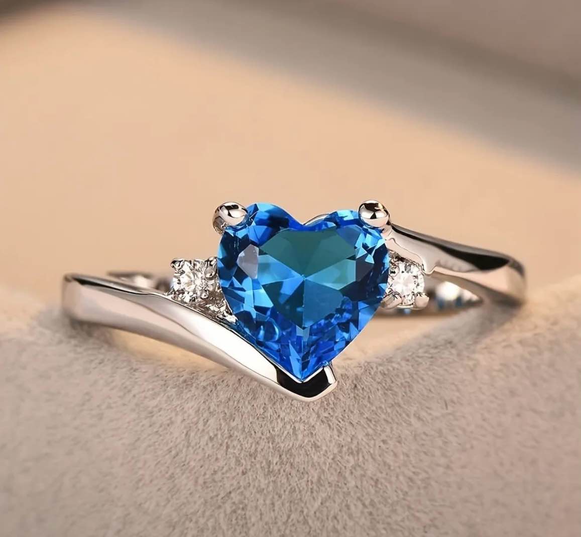 SILVER RING WITH UNQIUE BAND AND BLUE STONE (Size 8)