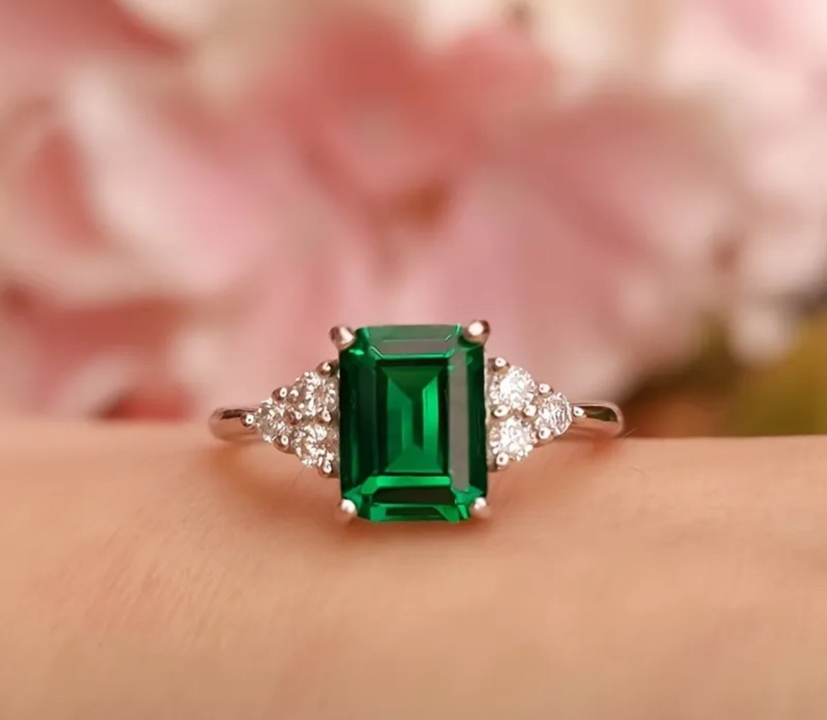 SILVER RING WITH SQUARE CUT STONE AND ACCENTS (size 9)