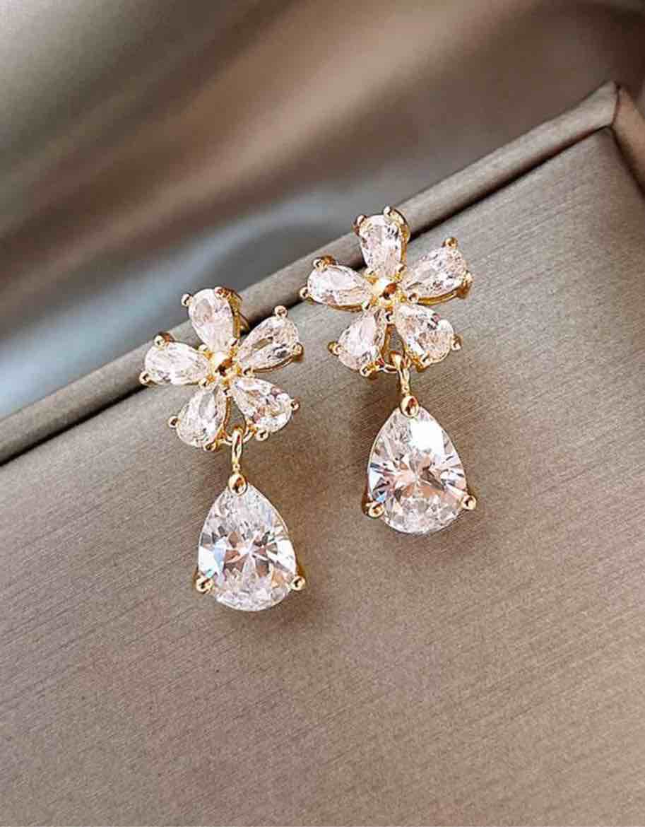 LOVELY FLORAL DANGLE EARRINGS