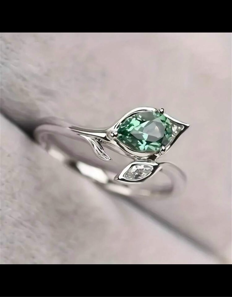SILVER RING WITH DETAIL DESIGN (Size 9) 