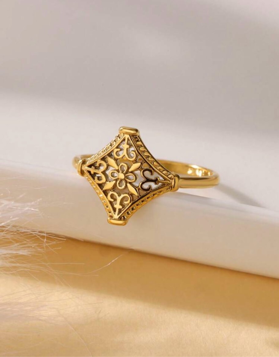 BEAUTIFUL DETAILED GOLD RING (Size 7)