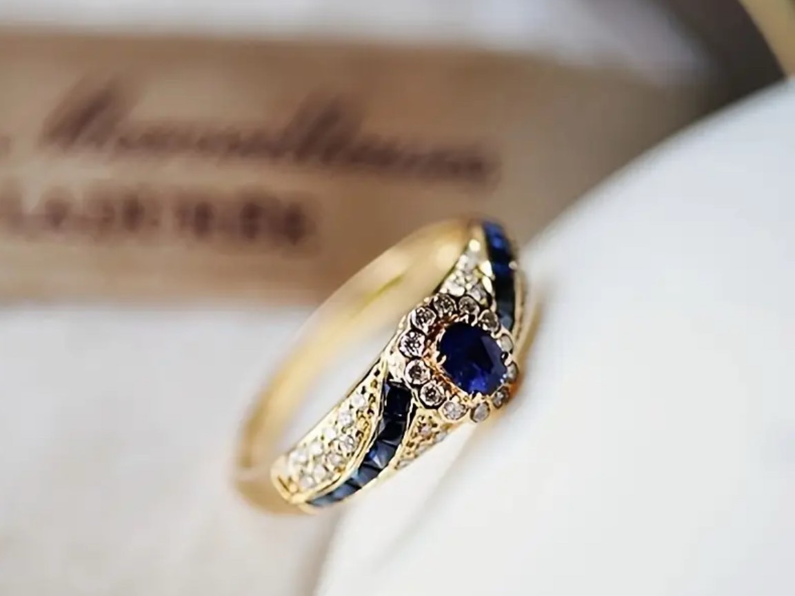 GORGEOUS GOLD RING WITH BLUE ACCENT STONE (SIZE 9)