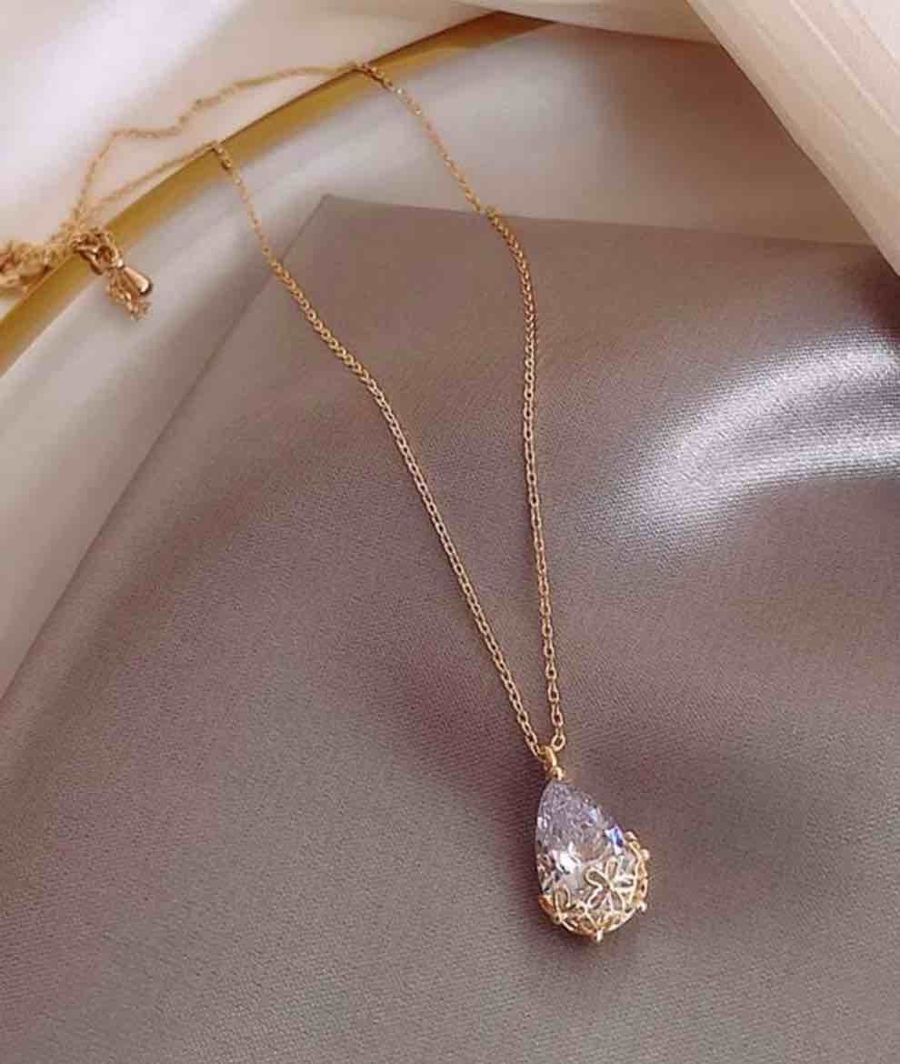 GORGEOUS TEARDROP NECKLACE 