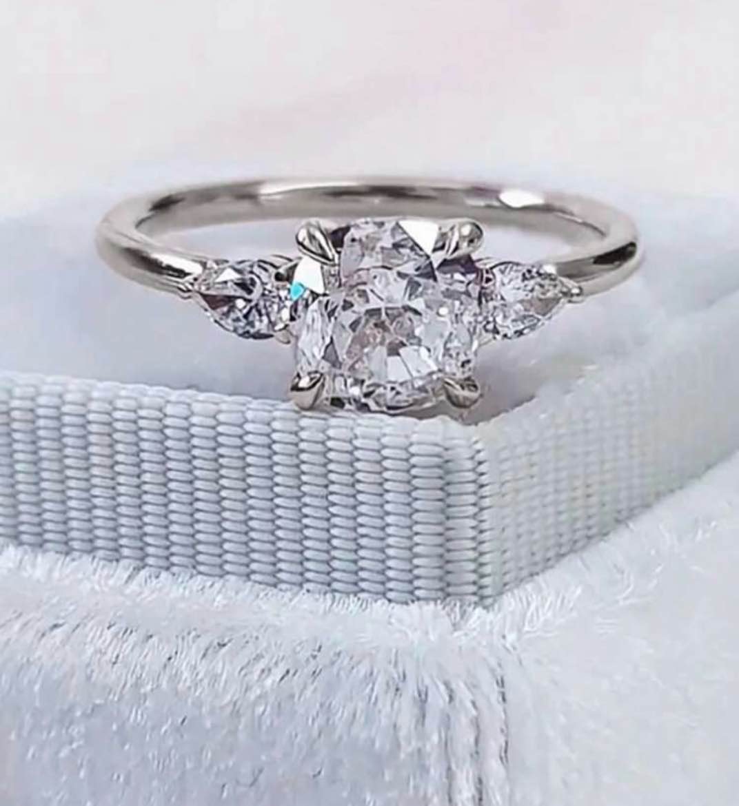 BEAUTIFUL SILVER RING (SIZE 9)