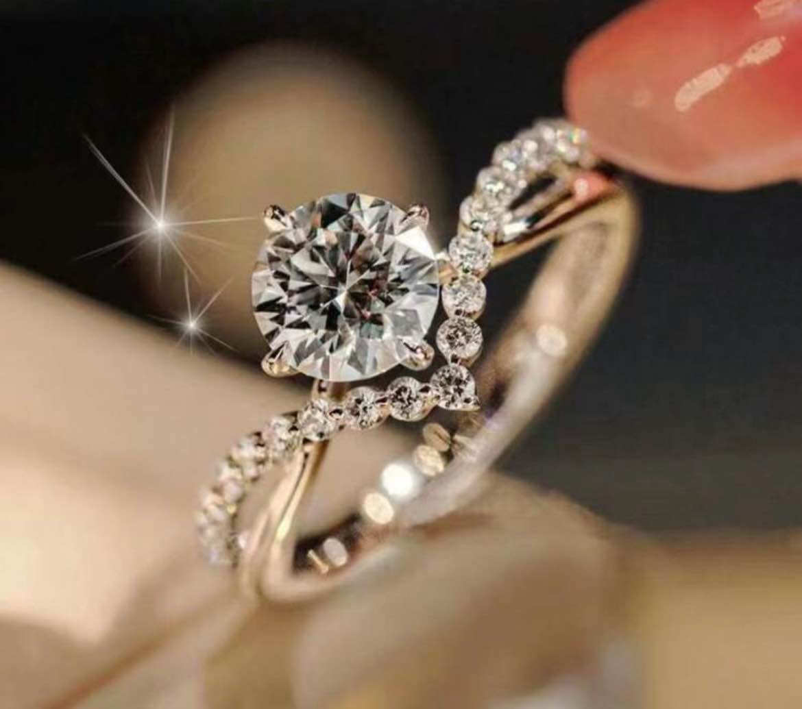 STUNNING SILVER RING WITH DETAILED BAND SIZE 9  