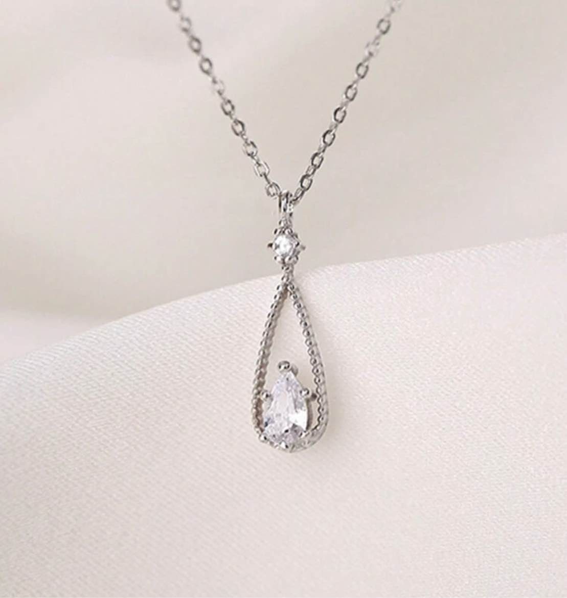 SILVER TEARDROP NECKLACE 