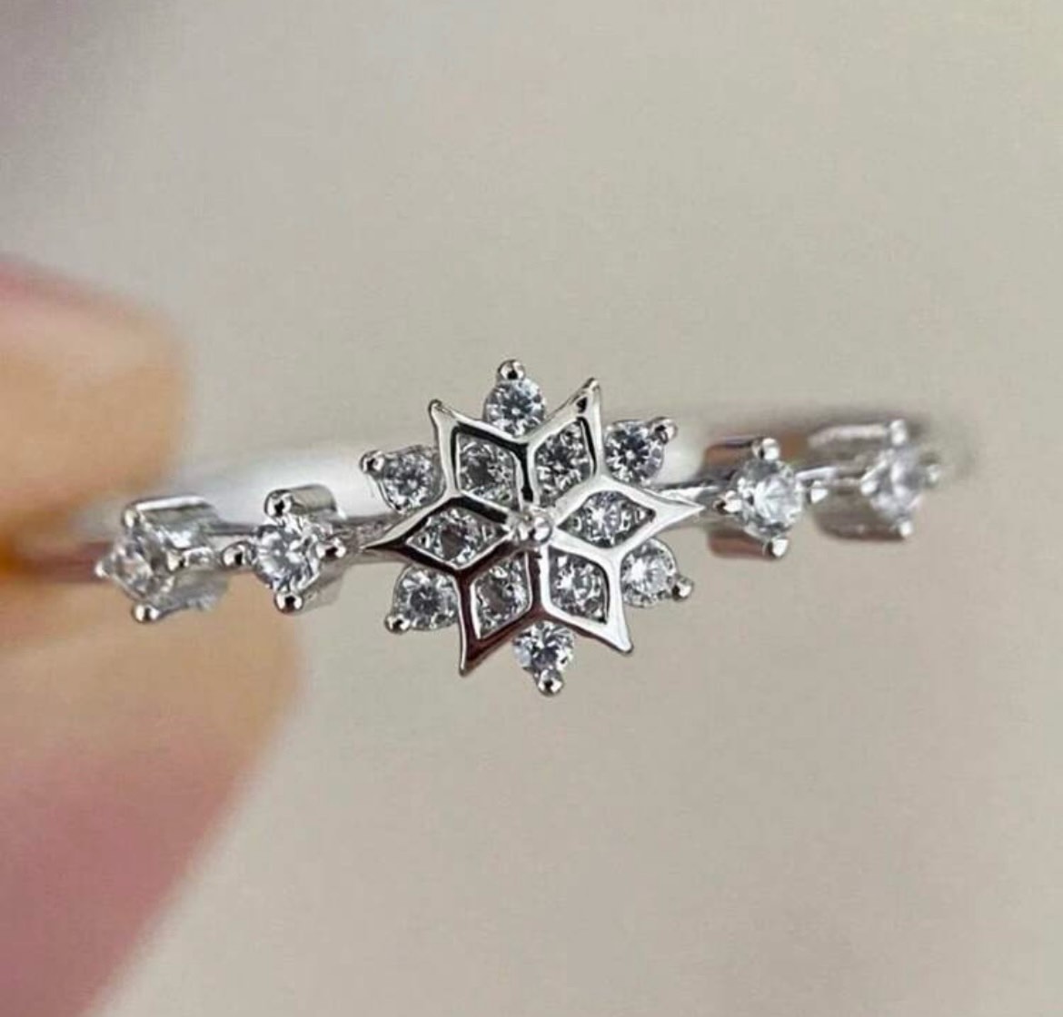 BEAUTIFUL SILVER SNOWFLAKE RING SIZE 9