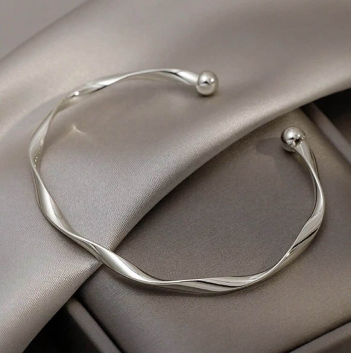 SILVER BRACELET WITH TWIST ACCENT