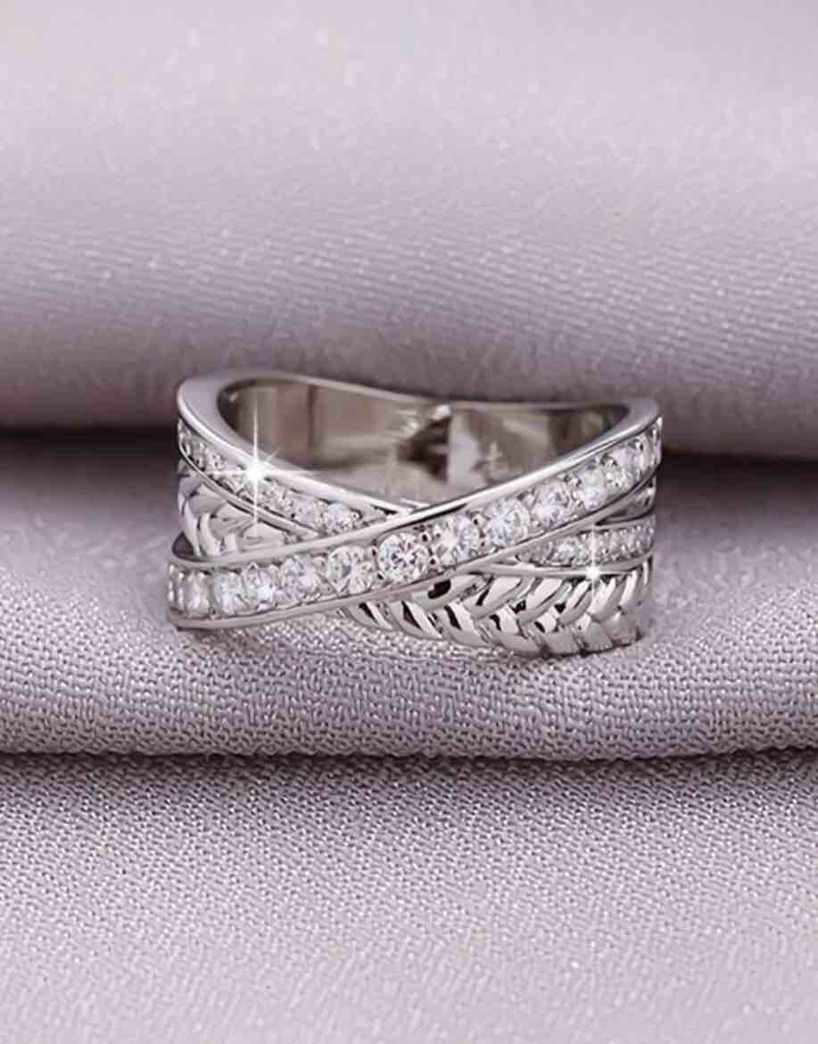 GORGEOUS SILVER RING WITH DETAILED DESIGN SIZE 9 