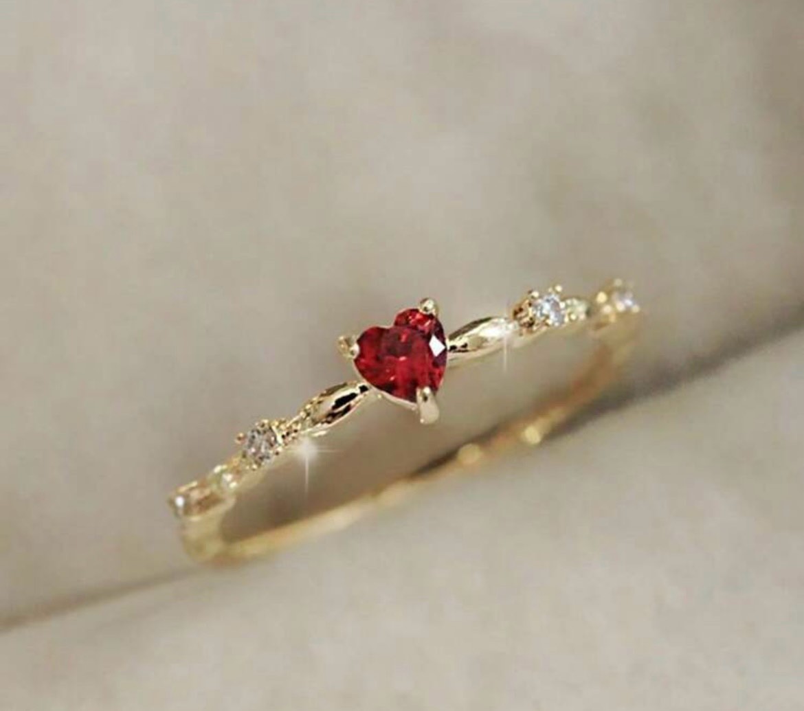 STUNNING GOLD RING WITH RED HEART STONE SIZE 9