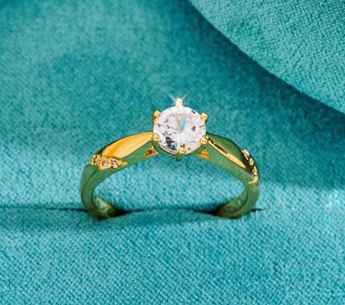 BEAUTIFUL GOLD RING WITH SOLITAIRE STONE SIZE 9 