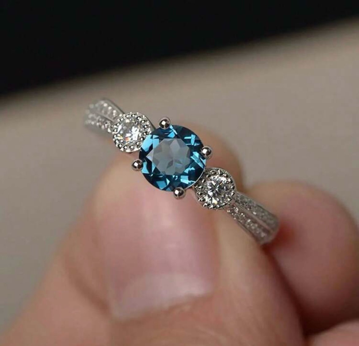BEAUTIFUL SILVER RING WITH ACCENTED BAND SIZE 9