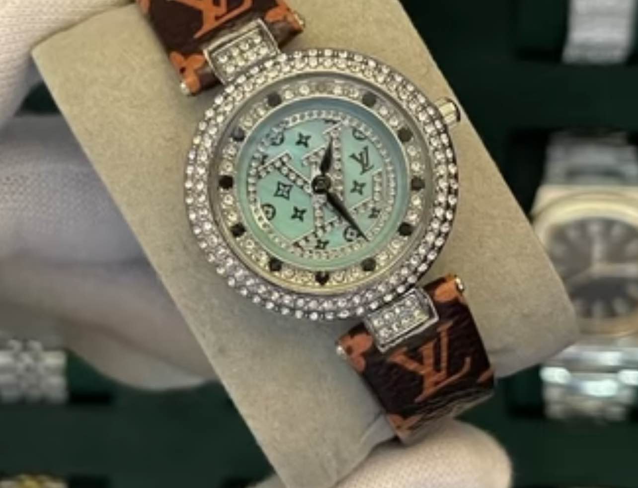 Beautiful LV watch LV box included