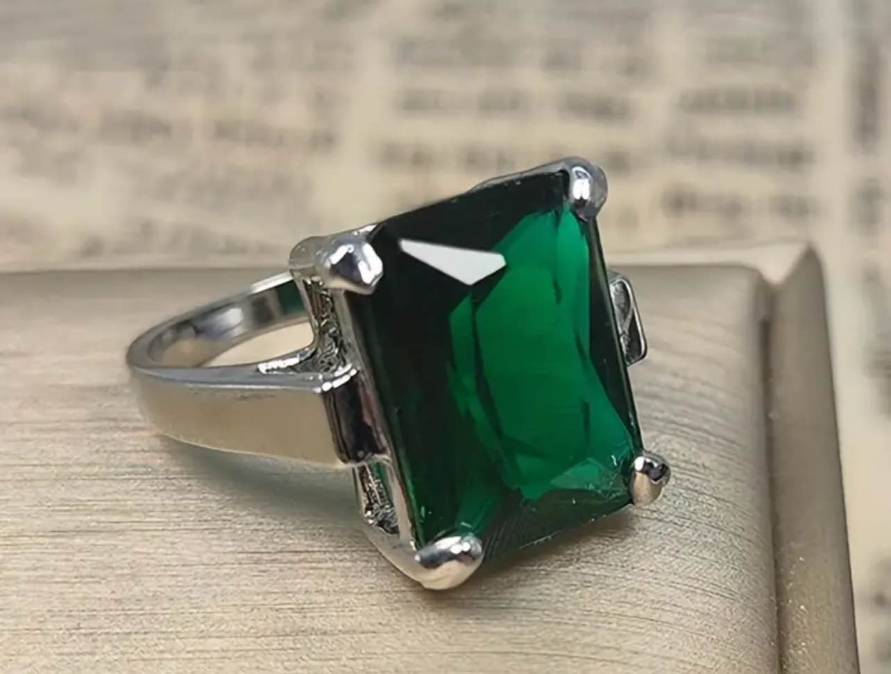 Beautiful 925 Silver Plated Green Emerald Ring Sz 8