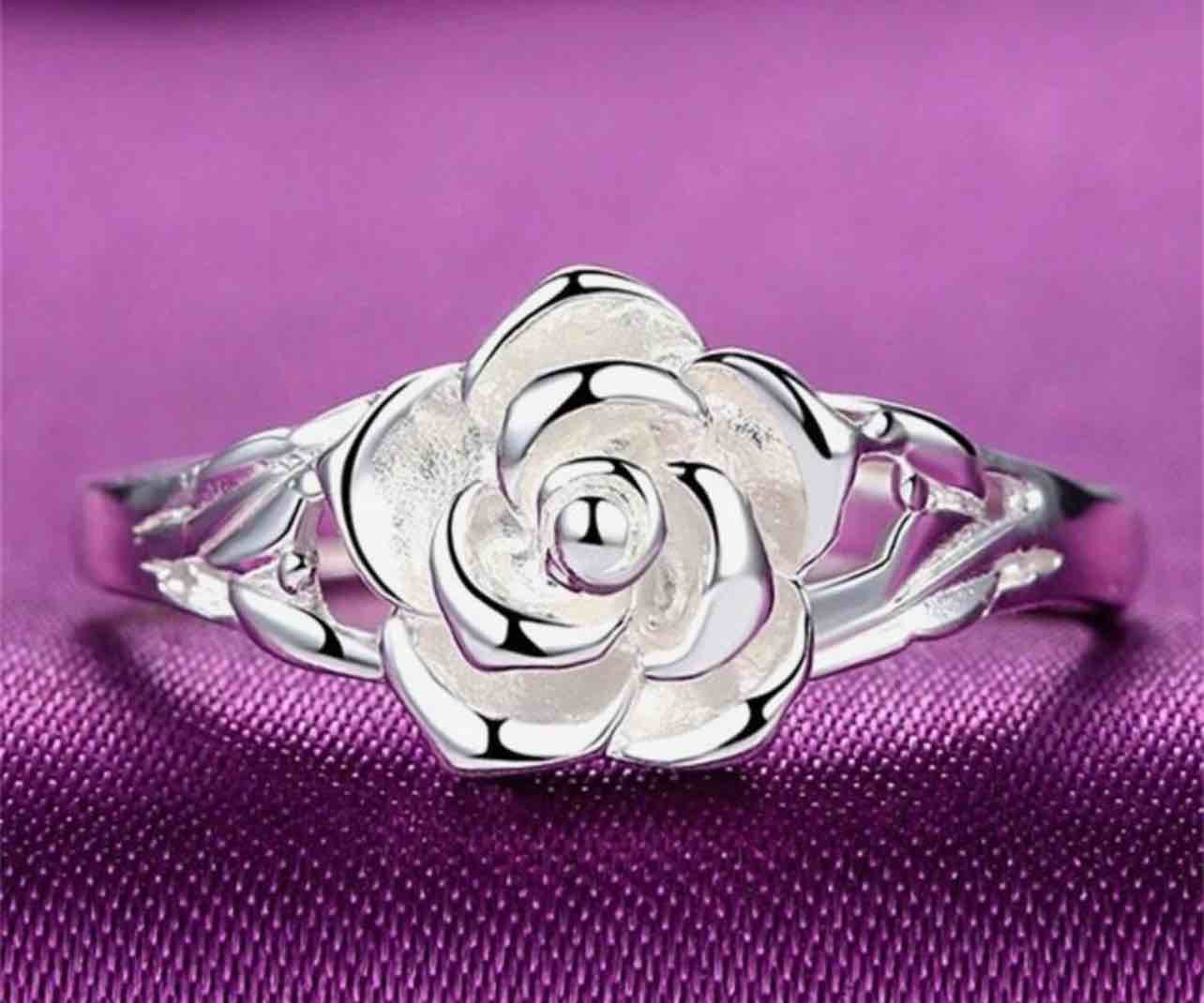 Beautiful 925 Silver Plated Ring Sz 8