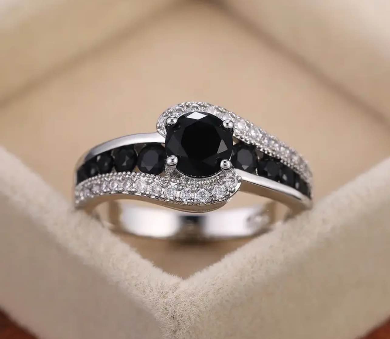 An exquisite 915 silver plated black onyx  ring size 8