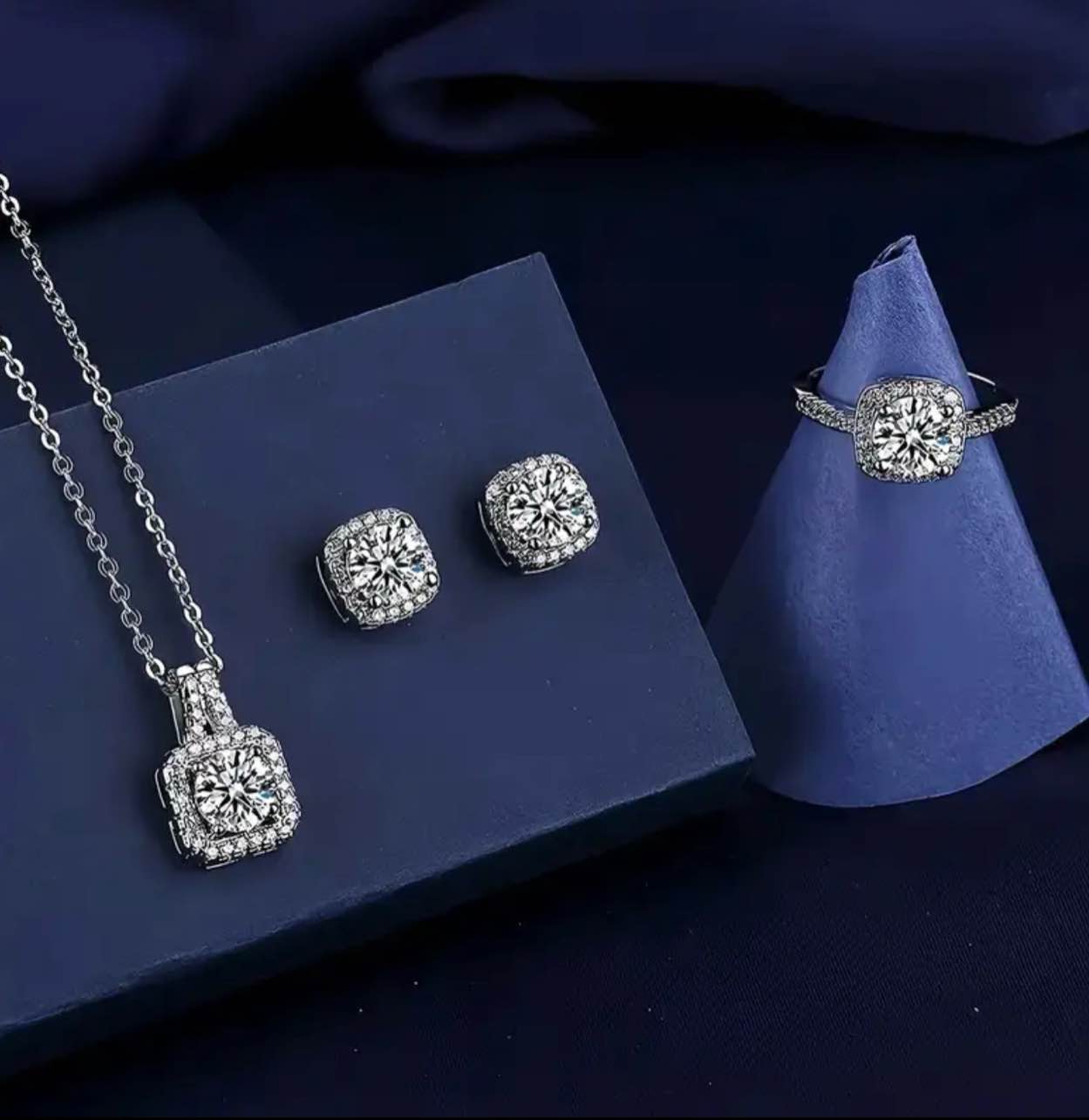 Beautiful 3pc 925 silver plated Necklace, earrings and ring set