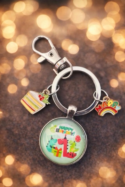 Condition photo showing New/Like New for Keychain