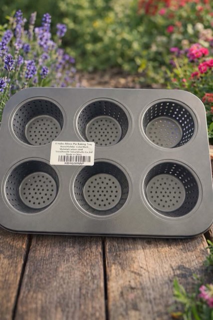 Condition photo showing New/Like New for 6 hole mince pie baking tray