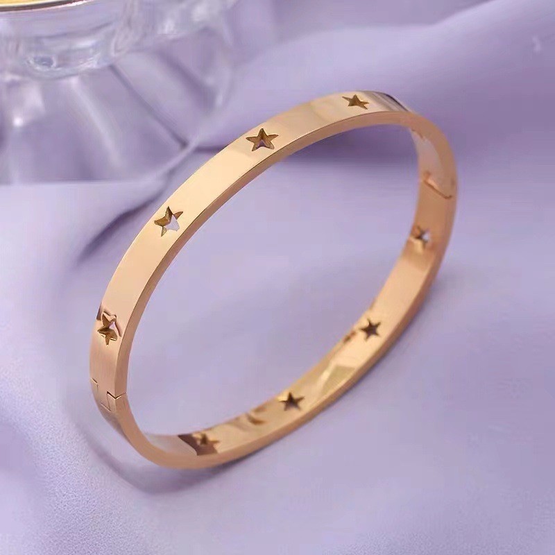 18K Gold Round Star Accent Bangel