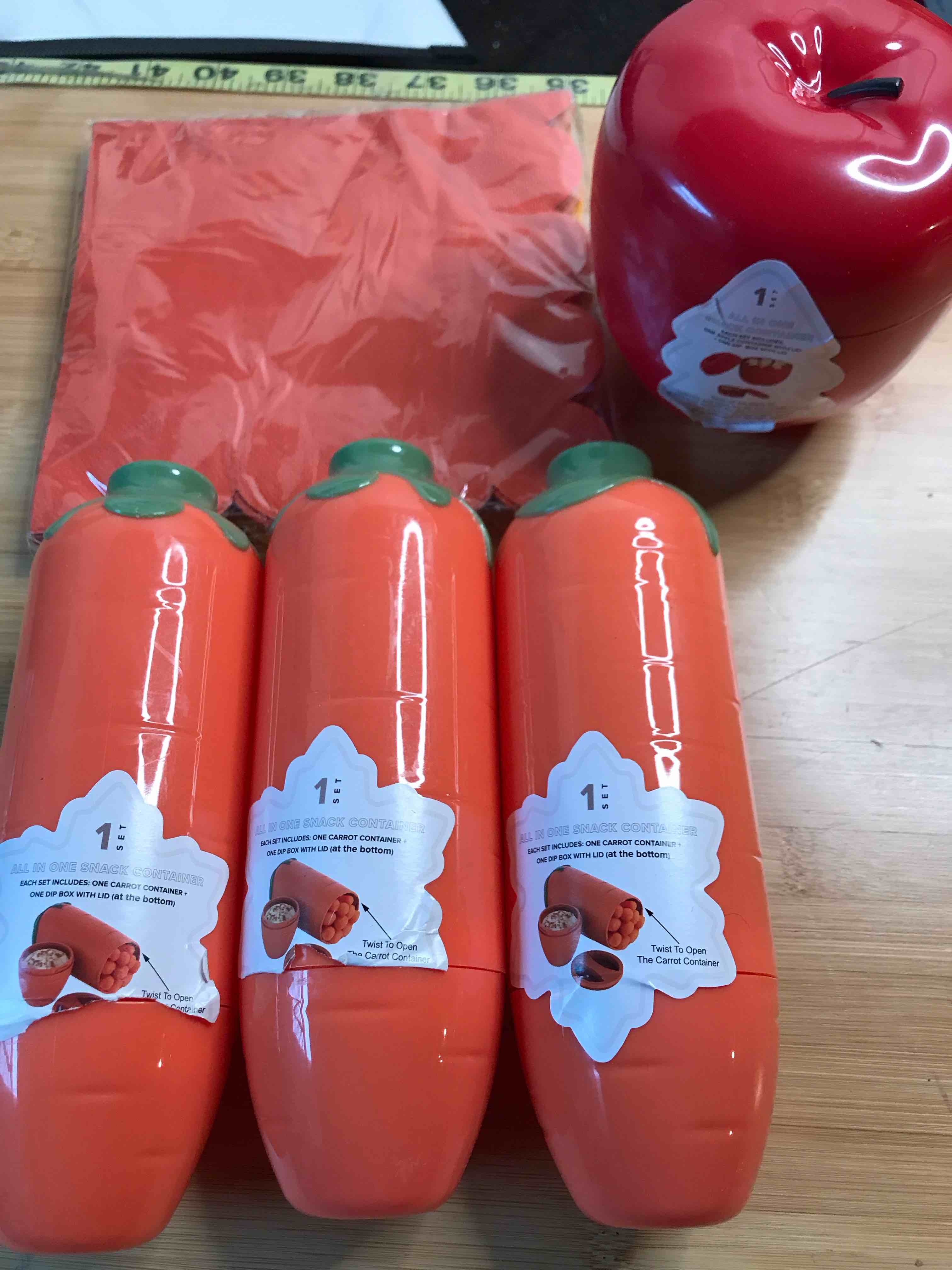4 snack containers 3 carrots/ 1 apple and napkin’s