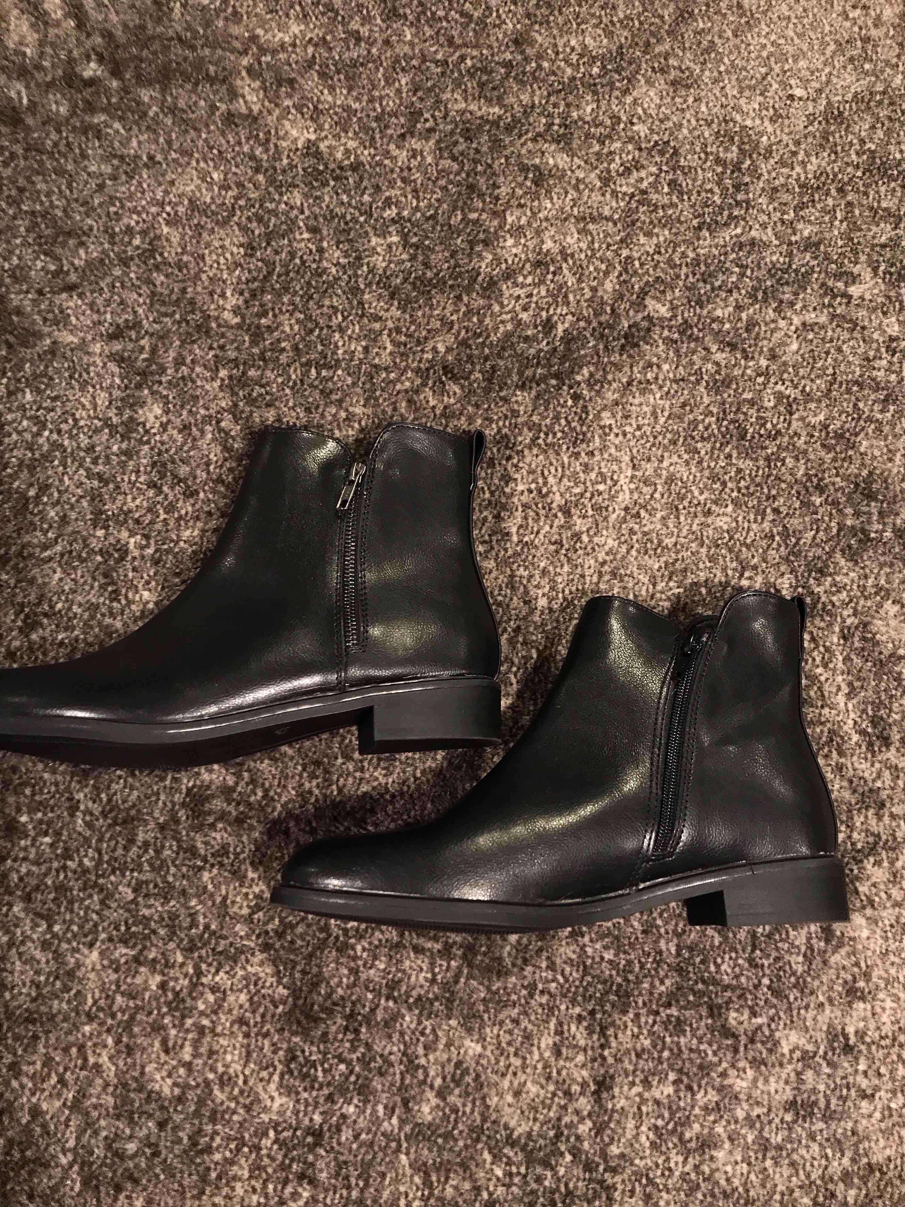 Universal Thread Women’s Brenna Ankle Boots in Black with Memory Foam Insoles 9.5