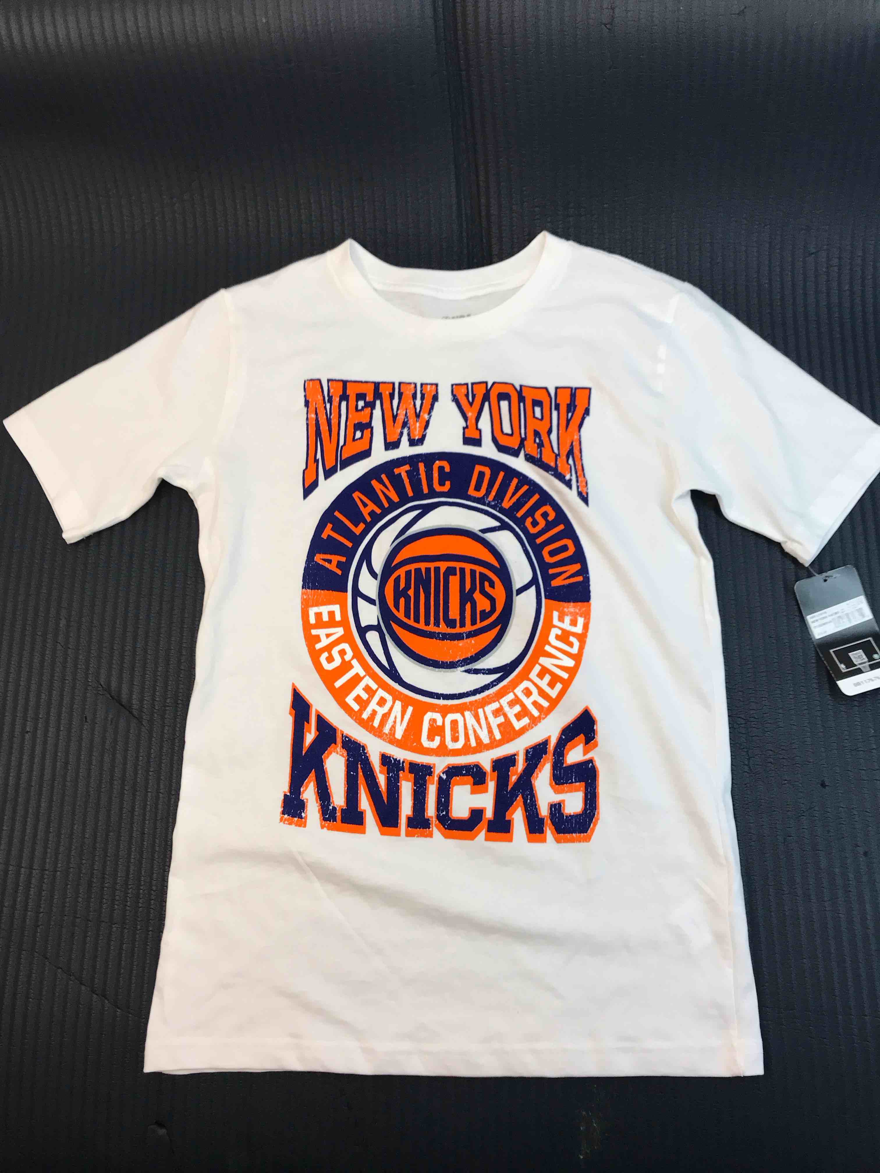Condition photo showing New/Like New for New York Nicks Boys T