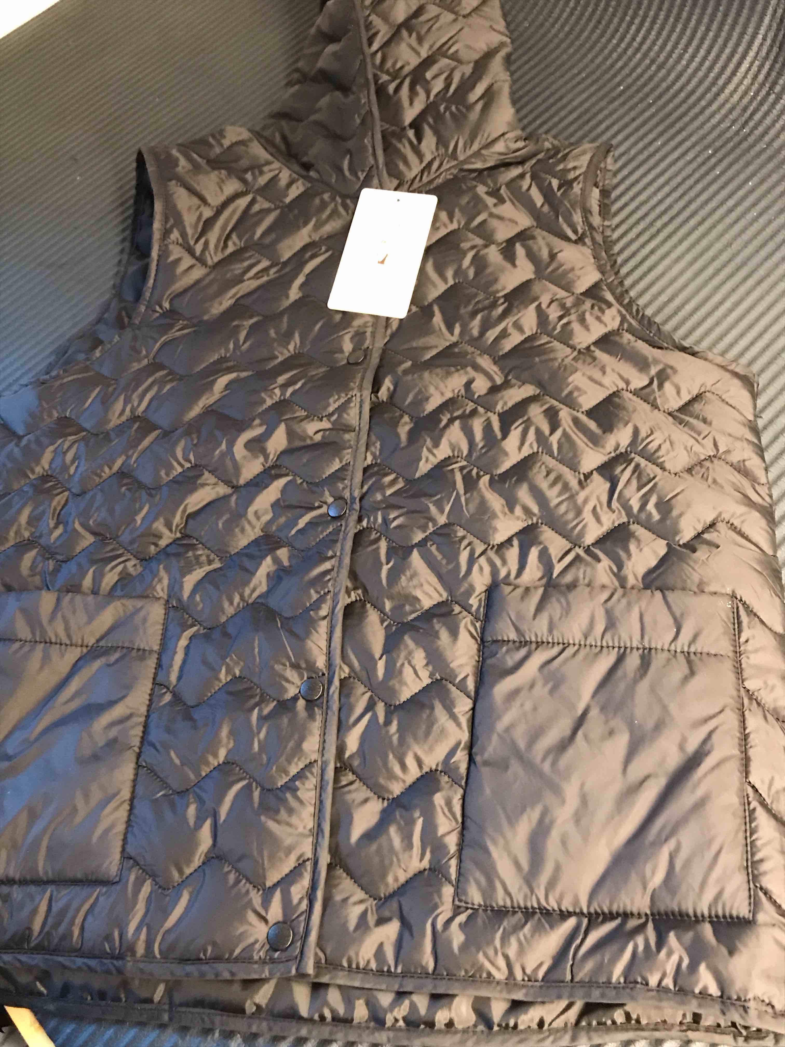 Condition photo showing Good Condition for Ming Xuan XL Womens Oversized Puffer Vest Sleeveless Quilted Jacket Zip Up Hooded Puffy Vest Winter Coats with Pockets