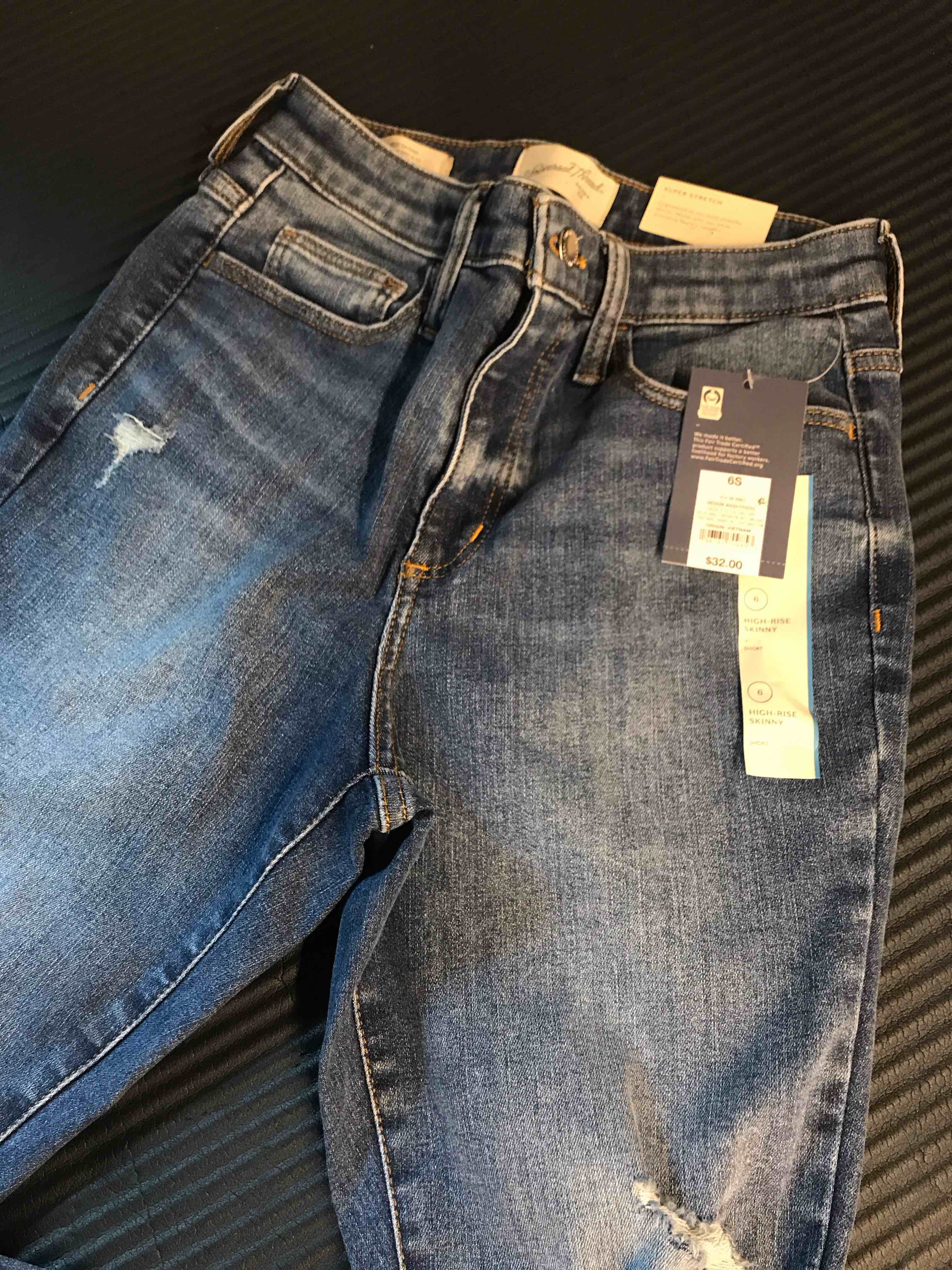 Condition photo showing New/Like New for Women's High-Rise Skinny Jeans - Universal Thread™ Medium Wash 6 Short