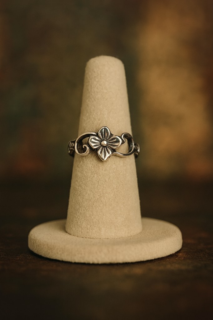 Gorgeous 925 silver plated ring size 8