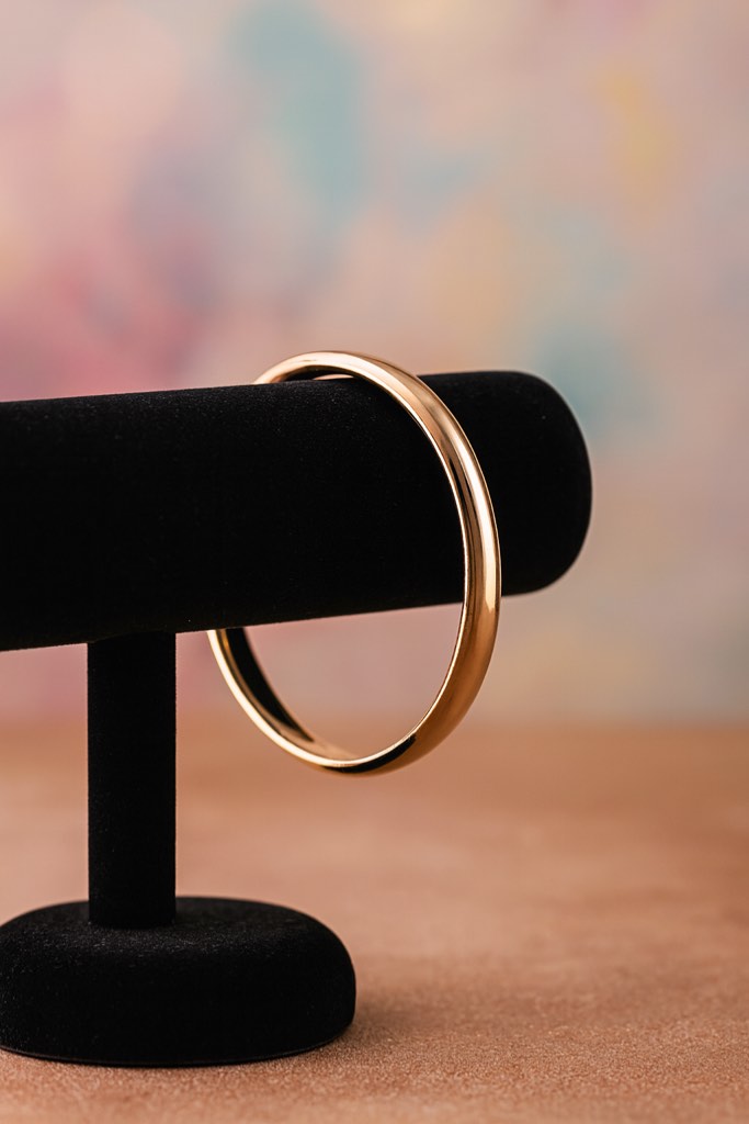 Gorgeous 18k gold plated bangle bracelet 