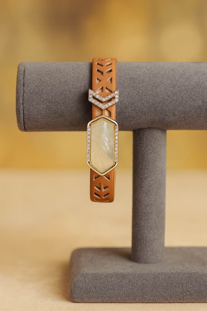 Elegant leather bracelet 