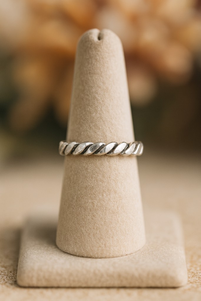 Beautiful 925 silver plated ring size 9