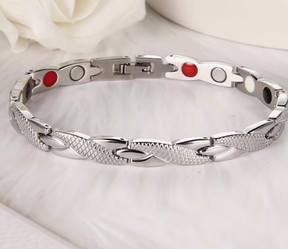 1 Women's bracelet; Women's bracelet; adjustable bracelet length. Adjustable clasp, bracelet accessory.