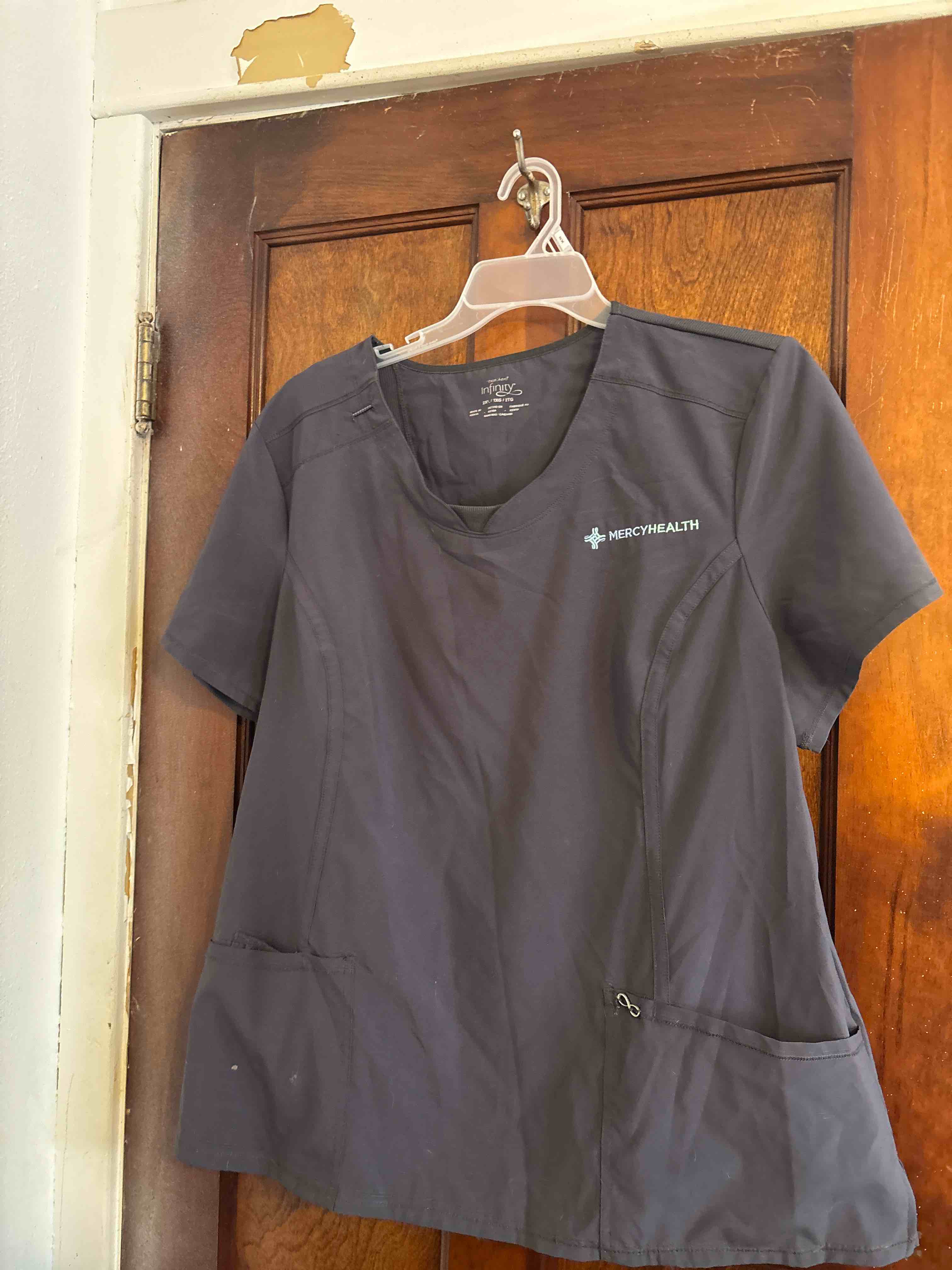 stretchy scrub top size 2X