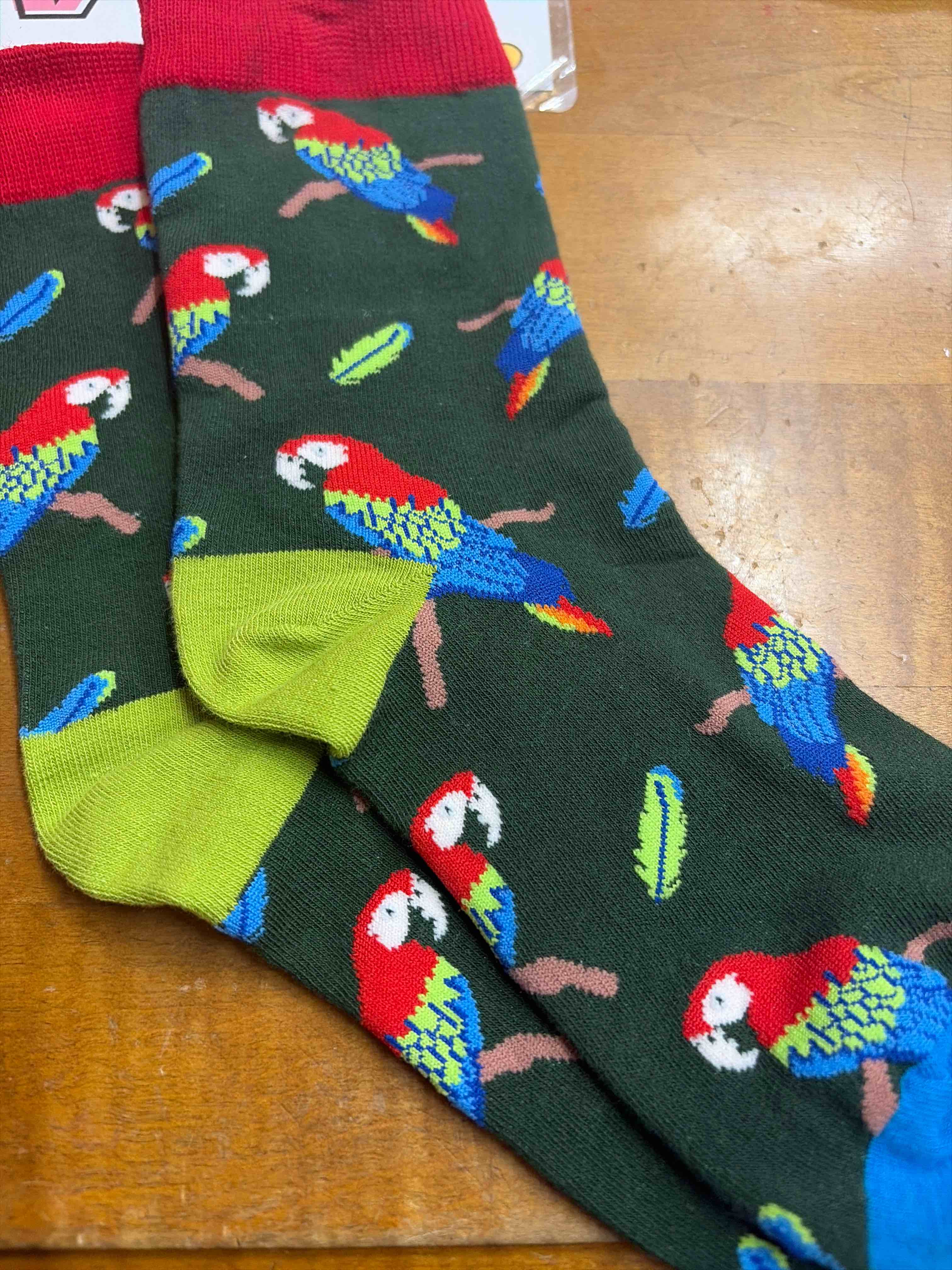 Condition photo showing New/Like New for parrot socks adult size 