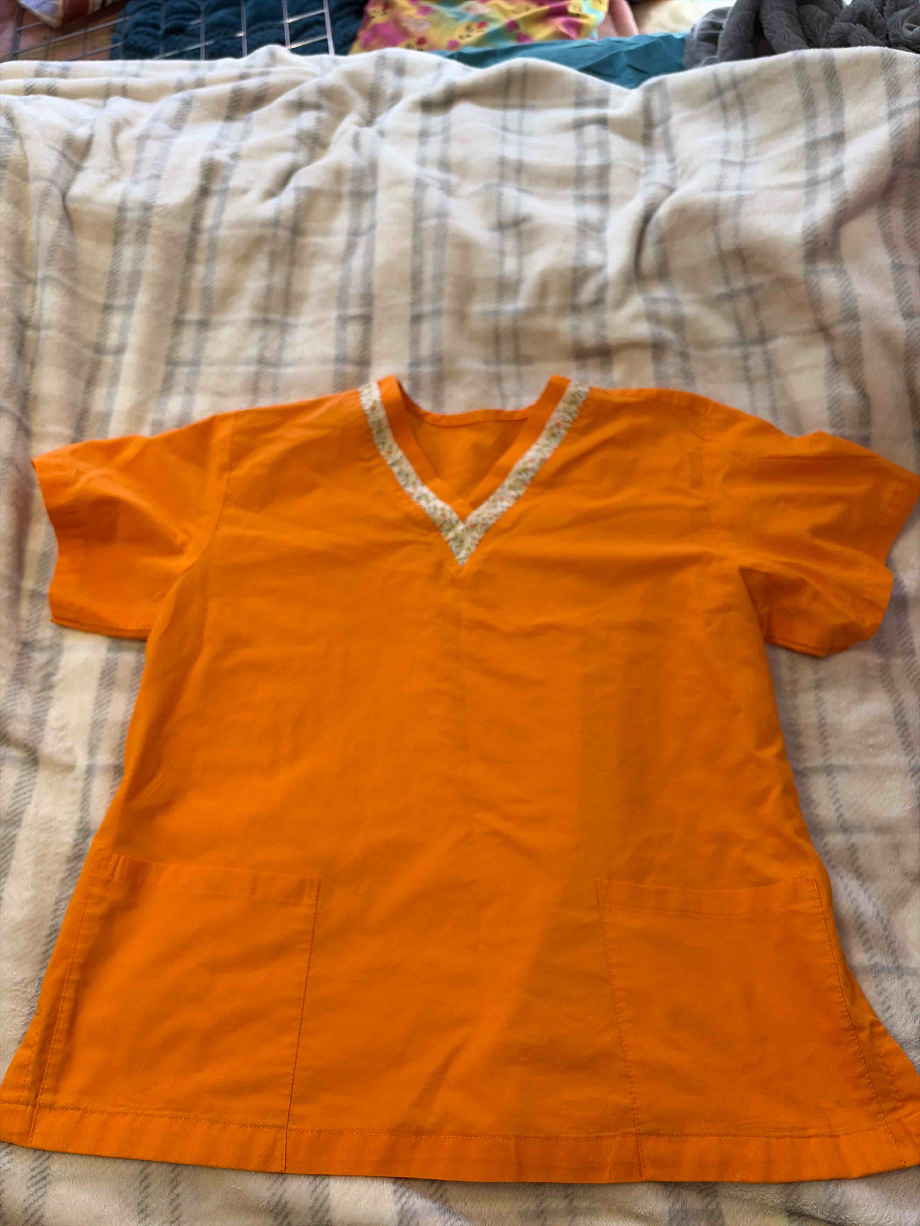Condition photo showing Good Condition for scrub top size large 
