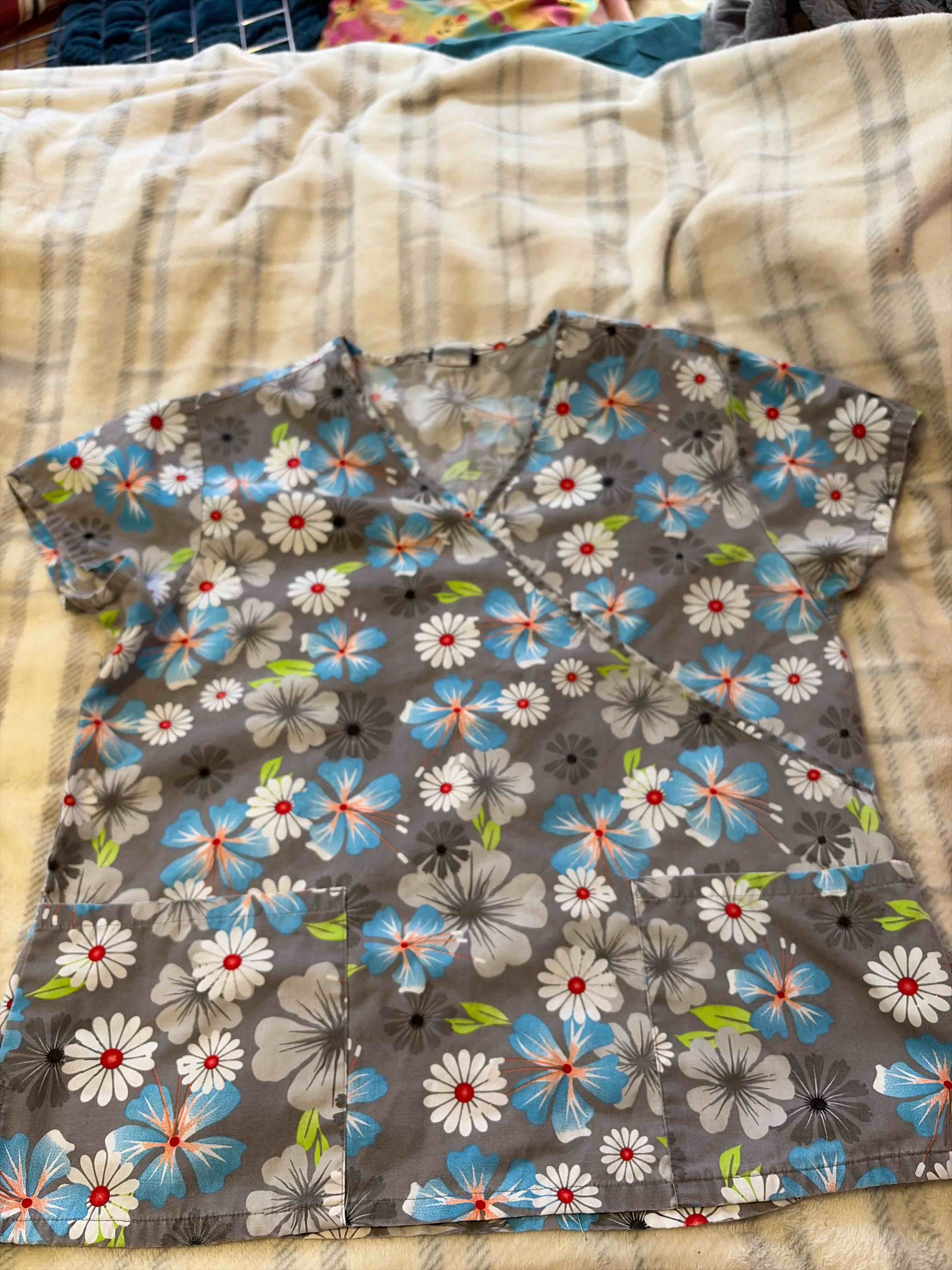 Condition photo showing Good Condition for scrub top size large 